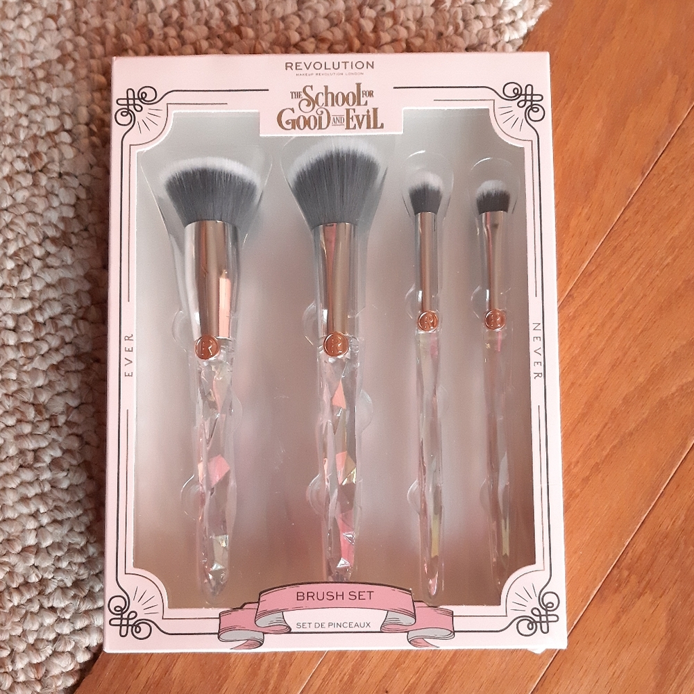 Revolution The School for Good and Evil Makeup Brush Set